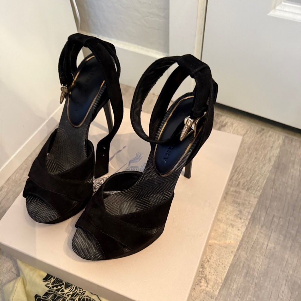Burberry Elegant Black Platform Sandals - Picture 5 of 10